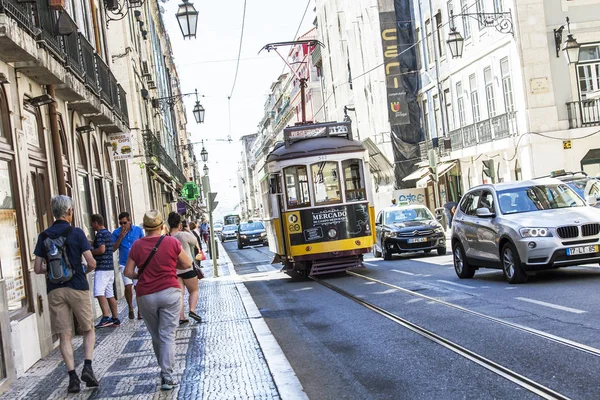 LISBONNE, PORTUGAL, le 22 juin 2017. Le matin d'été. Le tram rare va sur la rue de la ville du centre-ville — Photo