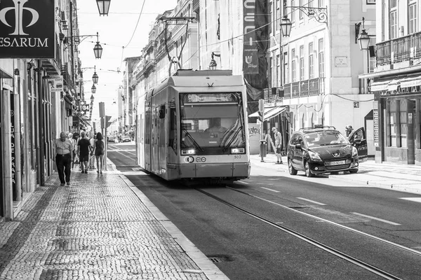 Lissabon, Portugal, op 22 juni 2017. Zomerochtend. De moderne tram rijdt in de stad straat in het centrum — Stockfoto