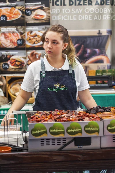 LISBONA, PORTOGALLO, il 22 giugno 2017. Gustose salsicce e autentiche prelibatezze a base di carne sono in vendita in una fiera di prodotti biologici — Foto Stock