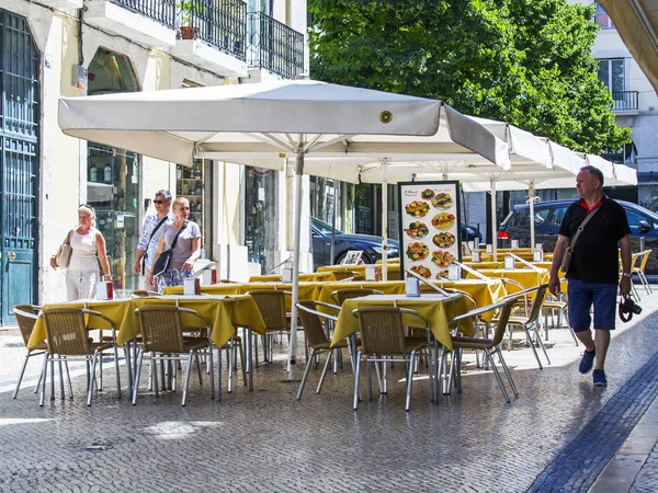 LISBOA, PORTUGAL, em 22 de junho de 2017. Café de rua espera de visitantes abaixo do céu aberto em uma parte histórica da cidade — Fotografia de Stock