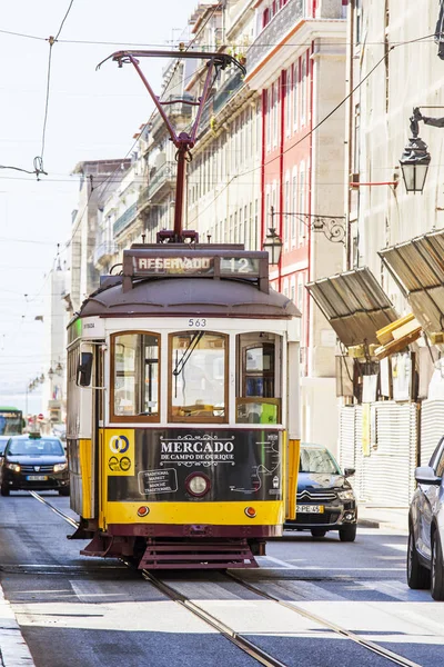 里斯本，葡萄牙，在 2017 年 6 月 22 日。夏天的早晨。罕见的电车去市中心的城市街道上 — 图库照片