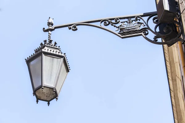 LISBON, PORTUGAL, on June 22, 2017. The beautiful ancient lamp decorates a building facade in a historical part of the city — Stock Photo, Image