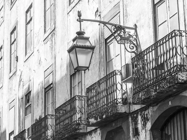 LISBOA, PORTUGAL, em 22 de junho de 2017. A bela lâmpada antiga decora uma fachada de edifício em uma parte histórica da cidade — Fotografia de Stock