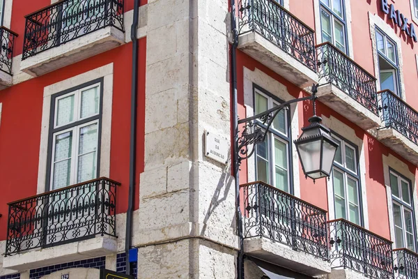 Lizbona, Portugalia, na 22 czerwca 2017 r. Piękna Lampa starożytnych zdobi fasada budynku w zabytkowej części miasta — Zdjęcie stockowe