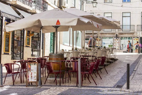 Lissabon, Portugal, 22 juni 2017. Street café väntar besökare under öppen himmel i en historisk del av staden — Stockfoto