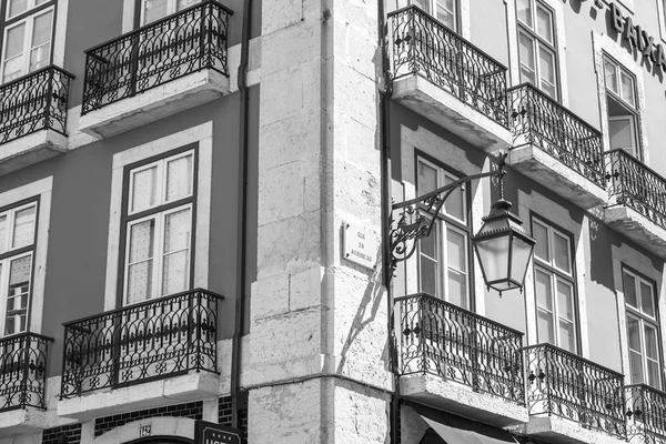 LISBONA, PORTOGALLO, il 22 giugno 2017. La bella lampada antica decora una facciata di un edificio in una parte storica della città — Foto Stock