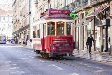 Lizbon, Portekiz, üzerinde 22 Haziran 2017. Yaz sabahı. Nadir tramvay ile şehir sokak şehir merkezinde devam ediyor