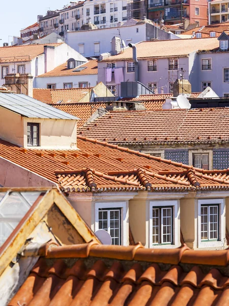 Lisabon, Portugalsko, na 15 června 2017. Letní den. Slunce svítí na panorama města a červené střechy města na svahu kopce — Stock fotografie