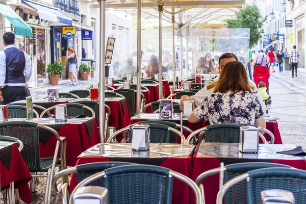 LISBOA, PORTUGAL, 22 de junio de 2017. La gente descansa y come en la cafetería bajo el cielo abierto en una parte histórica de la ciudad —  Fotos de Stock