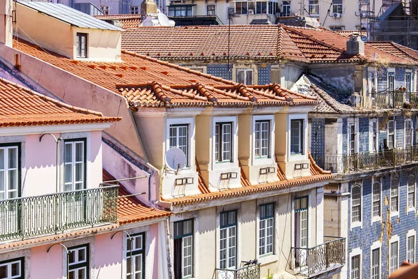 Lizbona, Portugalia, na 15 czerwca 2017 r. Letni dzień. Słońce świeci panoramy miasta i czerwone dachy miasta na zboczu wzgórza — Zdjęcie stockowe