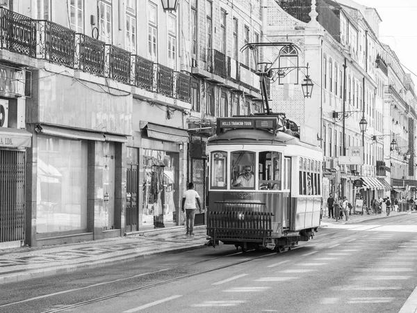Lizbon, Portekiz, üzerinde 22 Haziran 2017. Yaz sabahı. Nadir tramvay ile şehir sokak şehir merkezinde devam ediyor