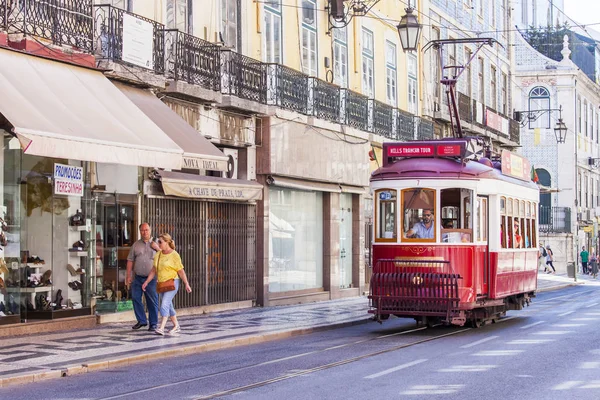 LISBONNE, PORTUGAL, le 22 juin 2017. Le matin d'été. Le tram rare va sur la rue de la ville du centre-ville — Photo