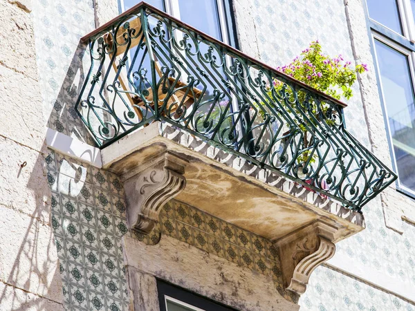 Lizbon, Portekiz, üzerinde 22 Haziran 2017. Bina cephe şehir ve onun tipik tipik dekor bilir — Stok fotoğraf