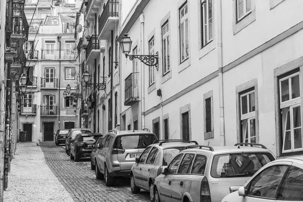 Lisabon, Portugalsko, na 22. června 2017. Historické budovy, aby panoramatem úzké ulici v centru města. Auta parkují na chodníku — Stock fotografie