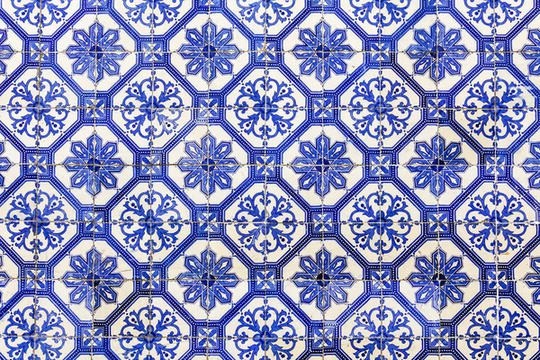 LISBOA, PORTUGAL, 22 de junio de 2017. Azulejos tradicionales de cerámica portuguesa de azulejo decoran una fachada del antiguo edificio — Foto de Stock