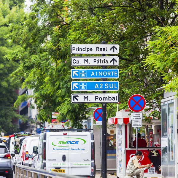 Lissabon, Portugal, op 22 juni 2017. Elementen van stad navigatie Toon de richting naar de bezienswaardigheden in het centrum — Stockfoto