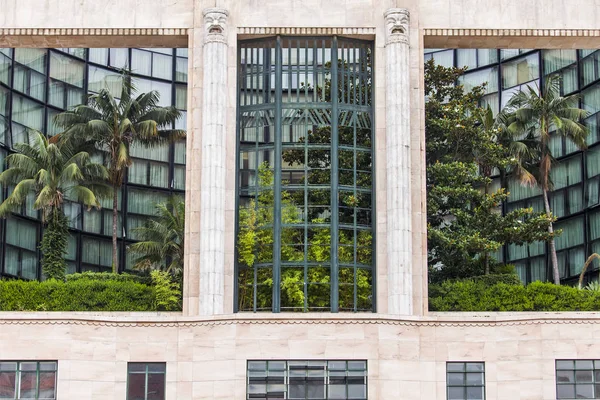 里斯本，葡萄牙，在 2017 年 6 月 22 日。在市中心的现代建筑的立面装饰的活植物 — 图库照片