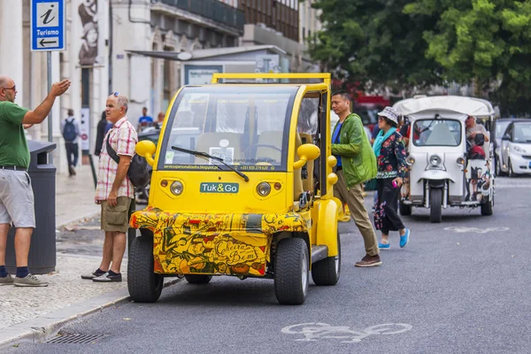 Lissabon, Portugal, op 22 juni 2017. Rat-tat gaat naar het centrum van de stad straat — Stockfoto