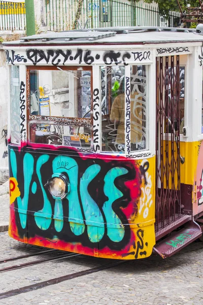 Lizbon, Portekiz, üzerinde 22 Haziran 2017. Yaz sabahı. Şehrin merkezinde tepenin yamacında sokak nadir füniküler Gloria gider