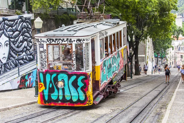 Lizbon, Portekiz, üzerinde 22 Haziran 2017. Yaz sabahı. Şehrin merkezinde tepenin yamacında sokak nadir füniküler Gloria gider