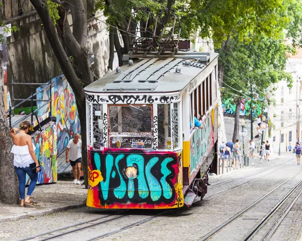 Lizbon, Portekiz, üzerinde 22 Haziran 2017. Yaz sabahı. Şehrin merkezinde tepenin yamacında sokak nadir füniküler Gloria gider