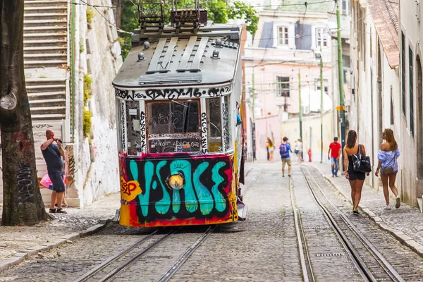 LISBOA, PORTUGAL, 22 de junio de 2017. Mañana de verano. El funicular raro Gloria va en la calle de la ciudad en una pendiente de la colina de en el centro de — Foto de Stock