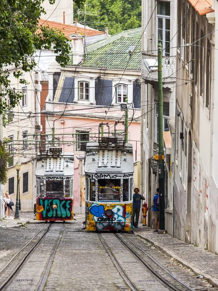 Lizbon, Portekiz, üzerinde 22 Haziran 2017. Yaz sabahı. Şehrin merkezinde tepenin yamacında sokak nadir füniküler Gloria gider