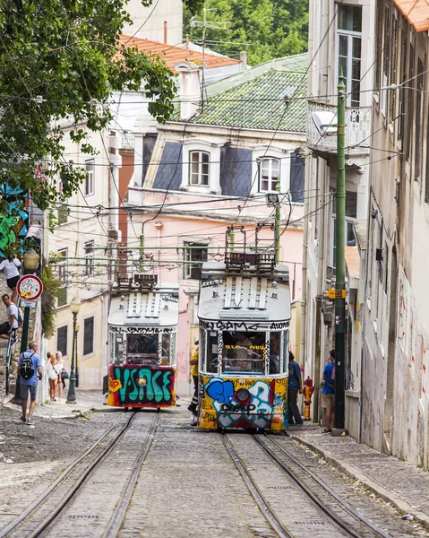 Lizbon, Portekiz, üzerinde 22 Haziran 2017. Yaz sabahı. Şehrin merkezinde tepenin yamacında sokak nadir füniküler Gloria gider