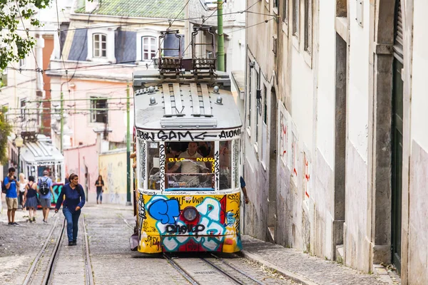 LISBONNE, PORTUGAL, le 22 juin 2017. Le matin d'été. Le rare funiculaire Gloria va sur la rue de la ville sur une pente de la colline du centre-ville — Photo