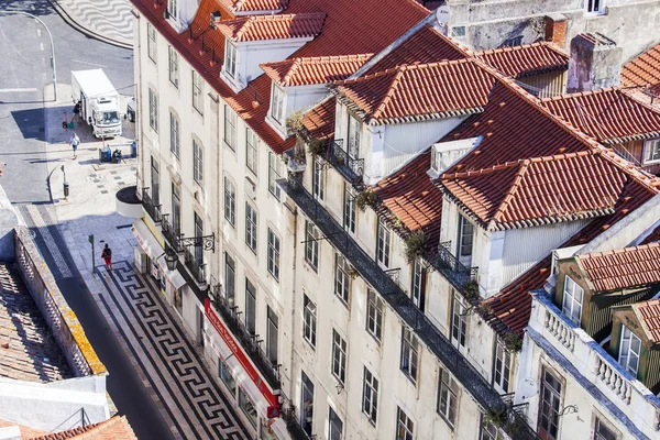 Lissabon, Portugal, den 15 juni 2017. Sommardag. Solen lyser ett panorama över centrala staden och röda hustak — Stockfoto