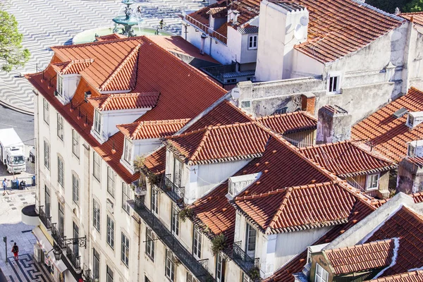 LISBON, PORTUGAL, on June 15, 2017. Summer day. The sun lights a panorama of the city and red roofs of downtown — Stock Photo, Image