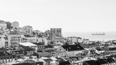 Lizbon, Portekiz, üzerinde 15 Haziran 2017. Yaz günü. Şehir şehir ve kırmızı çatılar Panoraması bilir