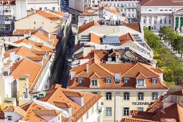 Λισαβόνα, Πορτογαλία, στις 15 Ιουνίου 2017. Καλοκαιρινή μέρα. Ο ήλιος ανάβει ένα πανόραμα της πόλης και κόκκινο στέγες στο κέντρο της πόλης — Φωτογραφία Αρχείου
