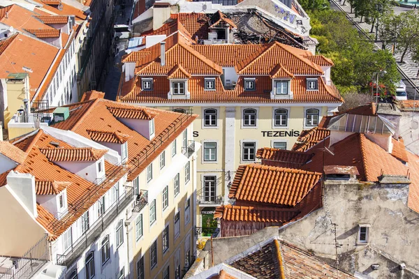 Lissabon, Portugal, op 15 juni 2017. Zomerdag. De zon brandt een panorama van de stad en de rode daken van het centrum — Stockfoto