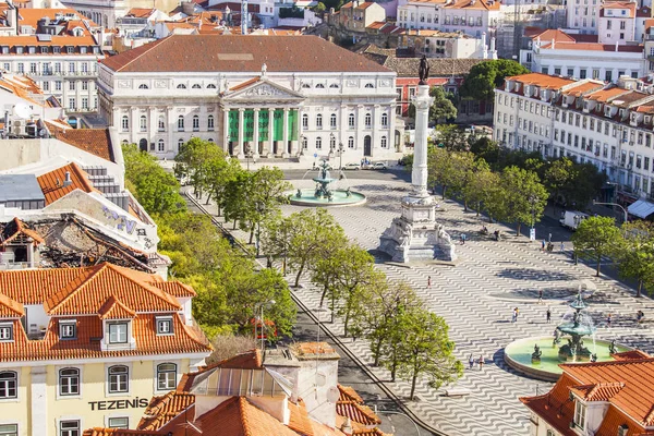 Lizbon, Portekiz, üzerinde 15 Haziran 2017. Yaz günü. Şehir şehir ve kırmızı çatılar Panoraması bilir