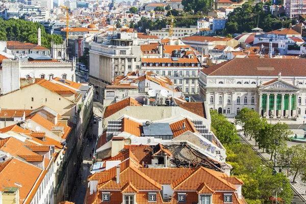 Lissabon, Portugal, op 15 juni 2017. Zomerdag. De zon brandt een panorama van de stad en de rode daken van het centrum — Stockfoto