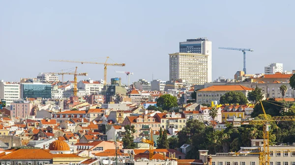 LISBOA, PORTUGAL, 15 de junio de 2017. Día de verano. El sol ilumina un panorama de la ciudad y los tejados rojos del centro — Foto de Stock