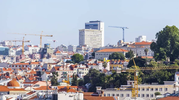 Лісабон, Португалія, на 15 червня 2017 року. Літній день. Сонце запалює панорама міста і червоні дахи центру міста — стокове фото