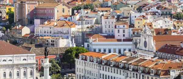 LISBON, PORTUGAL, 15 июня 2017 года. Летний день. Солнце освещает панораму города и красные крыши центра города — стоковое фото