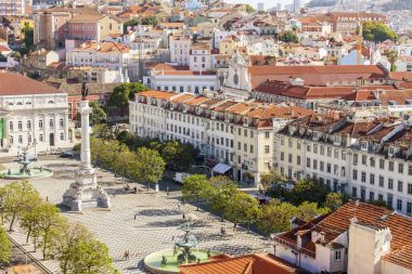 Lizbon, Portekiz, üzerinde 15 Haziran 2017. Yaz günü. Şehir şehir ve kırmızı çatılar Panoraması bilir 