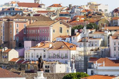 Lizbon, Portekiz, üzerinde 15 Haziran 2017. Yaz günü. Şehir şehir ve kırmızı çatılar Panoraması bilir