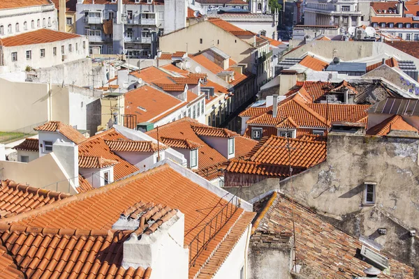 LISBOA, PORTUGAL, 15 de junio de 2017. Día de verano. El sol ilumina un panorama de la ciudad y los tejados rojos del centro — Foto de Stock
