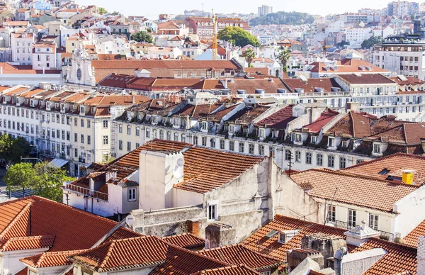 Lissabon, Portugal, op 15 juni 2017. Zomerdag. De zon brandt een panorama van de stad en de rode daken van het centrum — Stockfoto