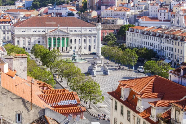 Lisbon, portugal, am 15. juni 2017. Sommertag. die Sonne erleuchtet das Stadtpanorama und die roten Dächer der Innenstadt — Stockfoto