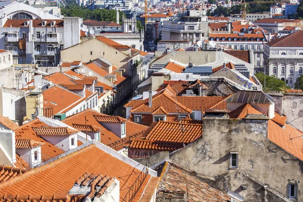 LISBON, PORTUGAL, on June 15, 2017. Summer day. The sun lights a panorama of the city and red roofs of downtown — Stock Photo, Image
