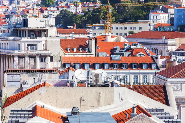 Lizbona, Portugalia, na 15 czerwca 2017 r. Letni dzień. Słońce świeci panorama miasta i czerwone dachy downtown — Zdjęcie stockowe