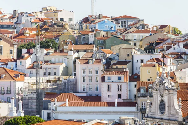 Lizbon, Portekiz, üzerinde 15 Haziran 2017. Yaz günü. Şehir şehir ve kırmızı çatılar Panoraması bilir