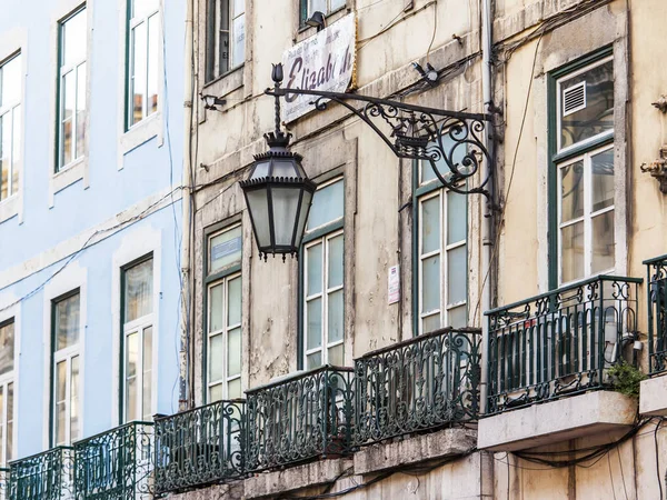 Lizbona, Portugalia, na 22 czerwca 2017 r. Słońce świeci fasada budynku w centrum miasta i jego wystrój typowy. — Zdjęcie stockowe