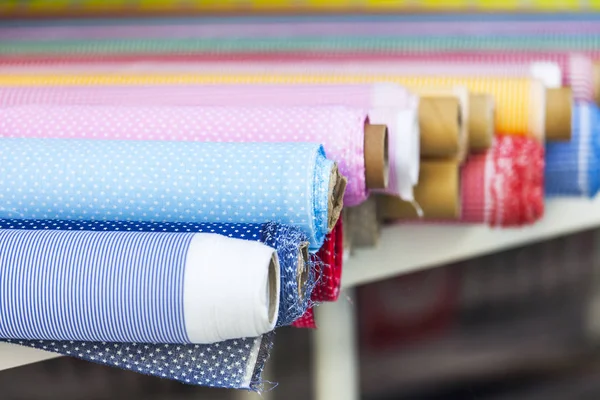 Bunte Stoffe auf einer Ladentheke — Stockfoto