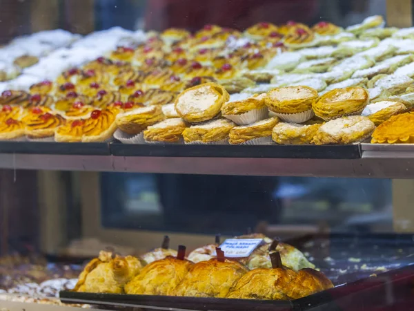 Вкусные свежие круассаны и булочки на прилавке в магазине — стоковое фото